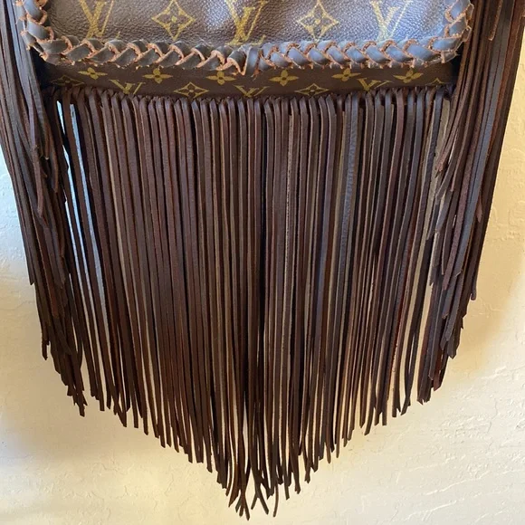 🎉 HOST PICK‼️ GORGEOUS AUTHENTIC LOUIS VUITTON REVAMPED CROSSBODY BAG‼️ - Picture 5 of 16